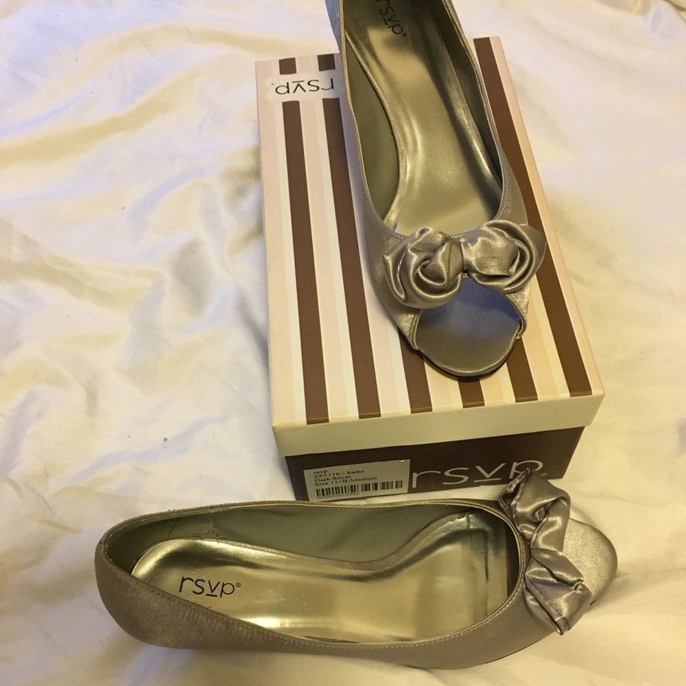 Cute satin gray peek toe shoes